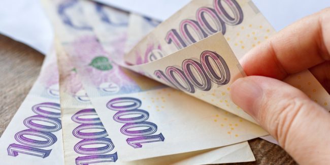 české peníze – finance a ekonomika – úplatek a korupce – bankovky v obálce